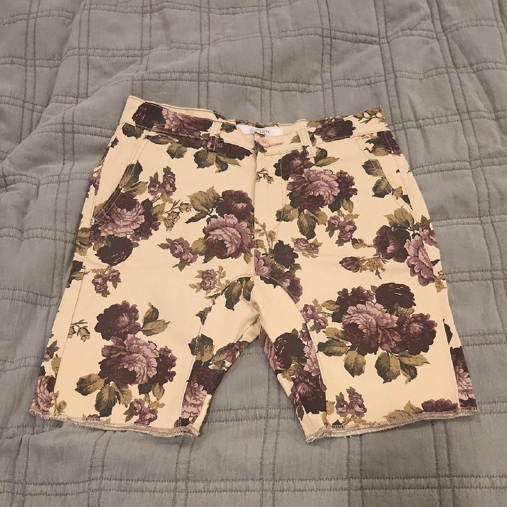 Golden Denim Floral Pattern Men's Shorts in Cream and Purple Size 32!